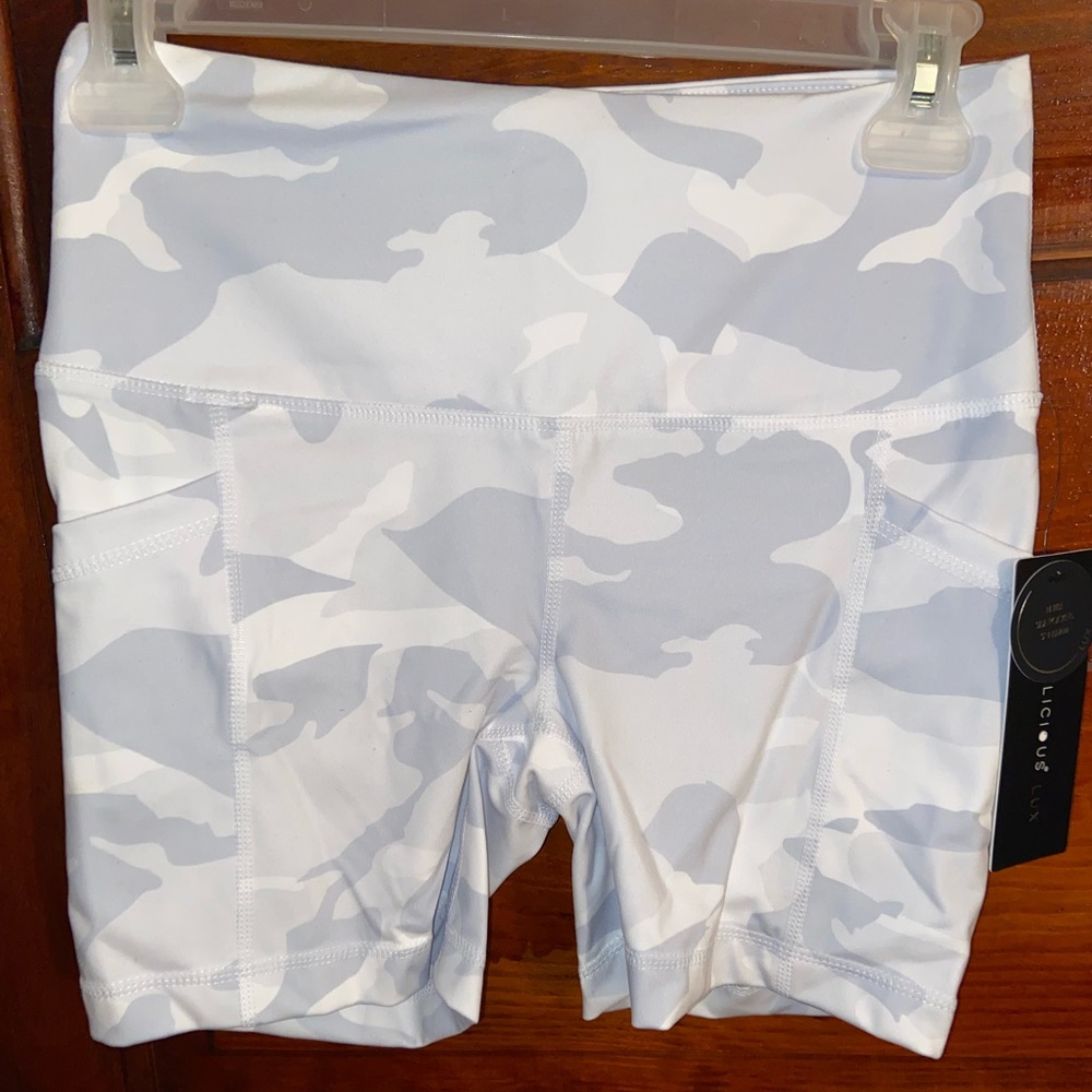 *NEVER WORN* 5in Inseam Yogalicious White/Gray High Yoga Shorts